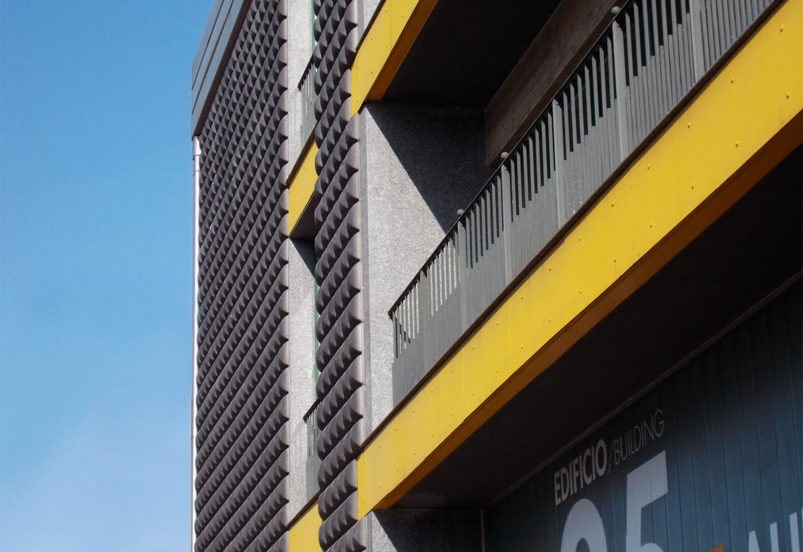 Edificio 25 Politecnico di Milano - Dettaglio del fronte sud