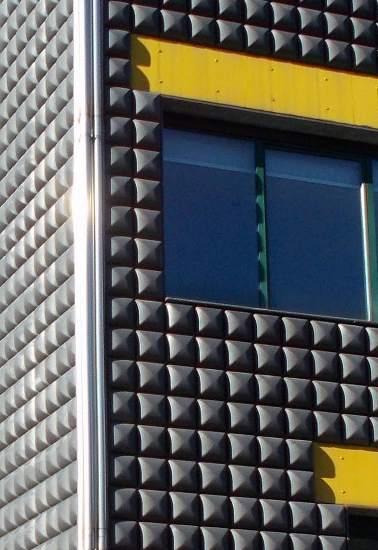 Edificio 25 Politecnico di Milano - Dettaglio dello spigolo dell'edificio