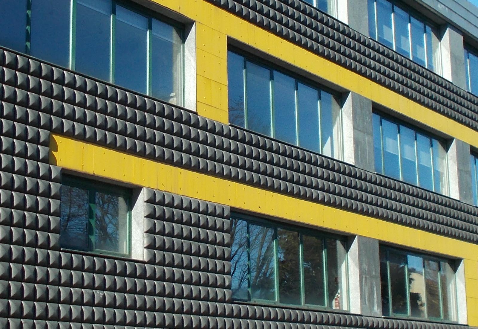 Edificio 25 Politecnico di Milano - Dettaglio del fronte est