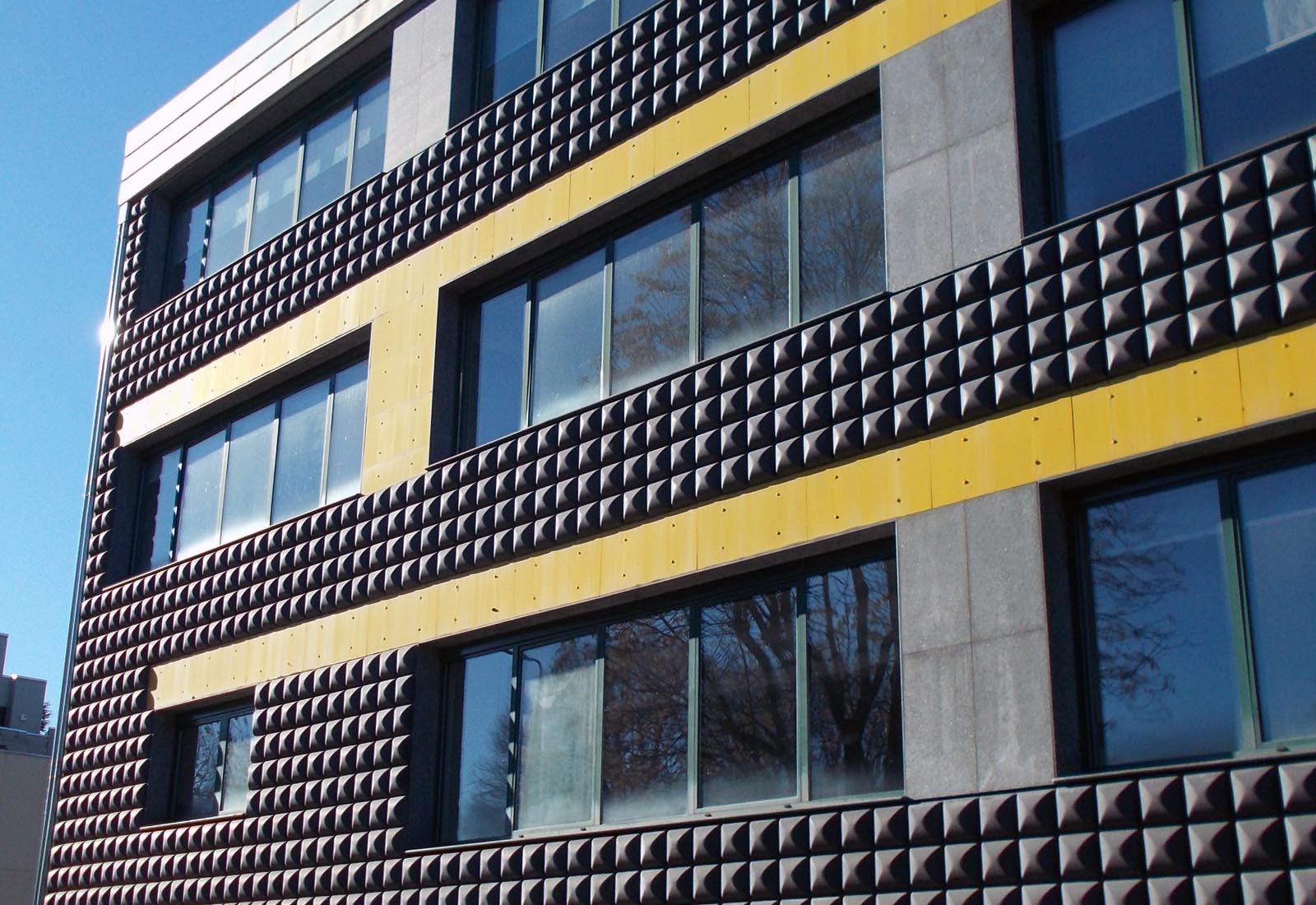 Edificio 25 Politecnico di Milano - Dettaglio del fronte est