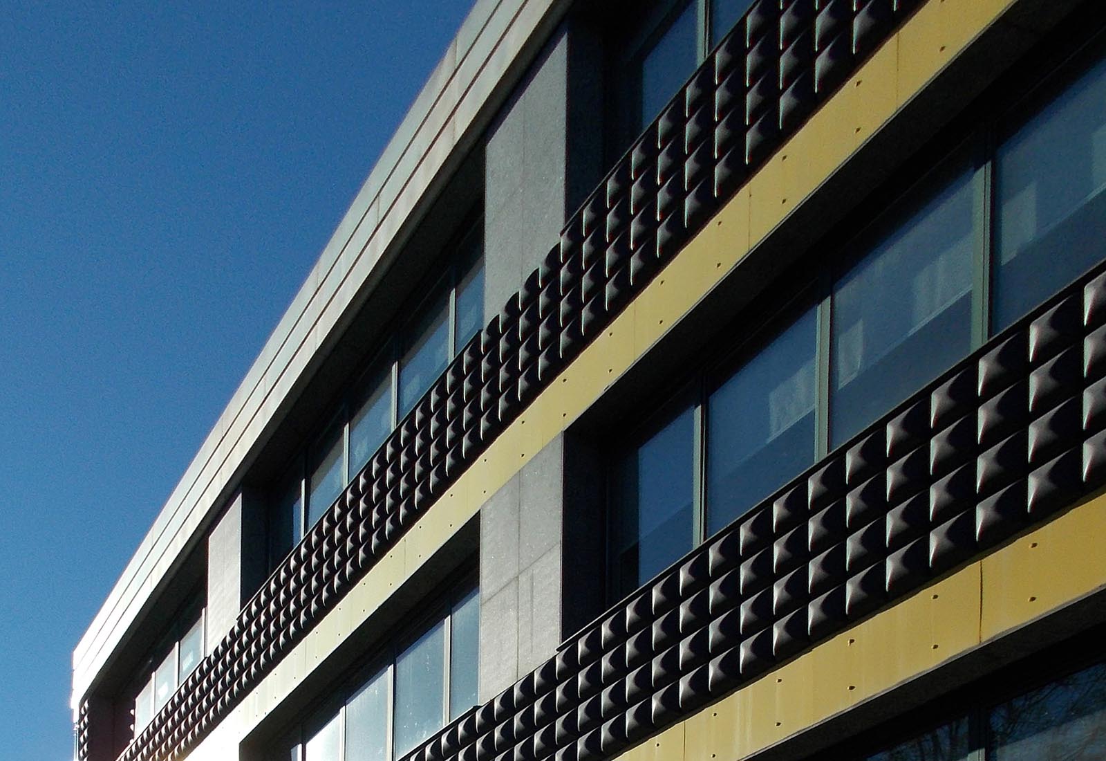 Edificio 25 Politecnico di Milano - Dettaglio del fronte est
