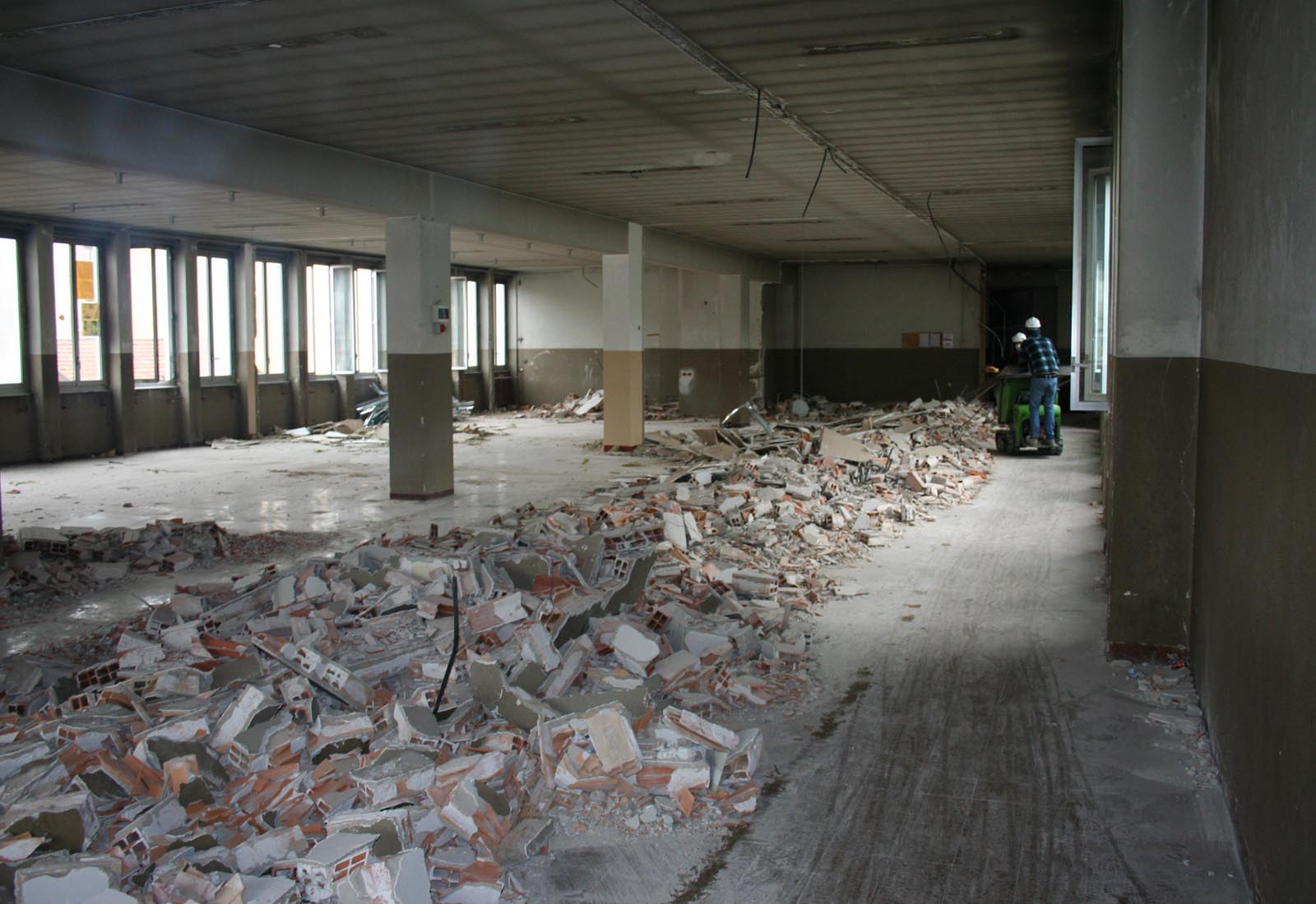 Manzoni school center in Milan - Demolition of the walls