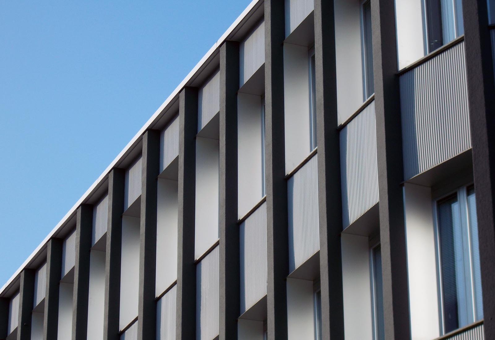 Manzoni school center in Milan - Detail of the facade