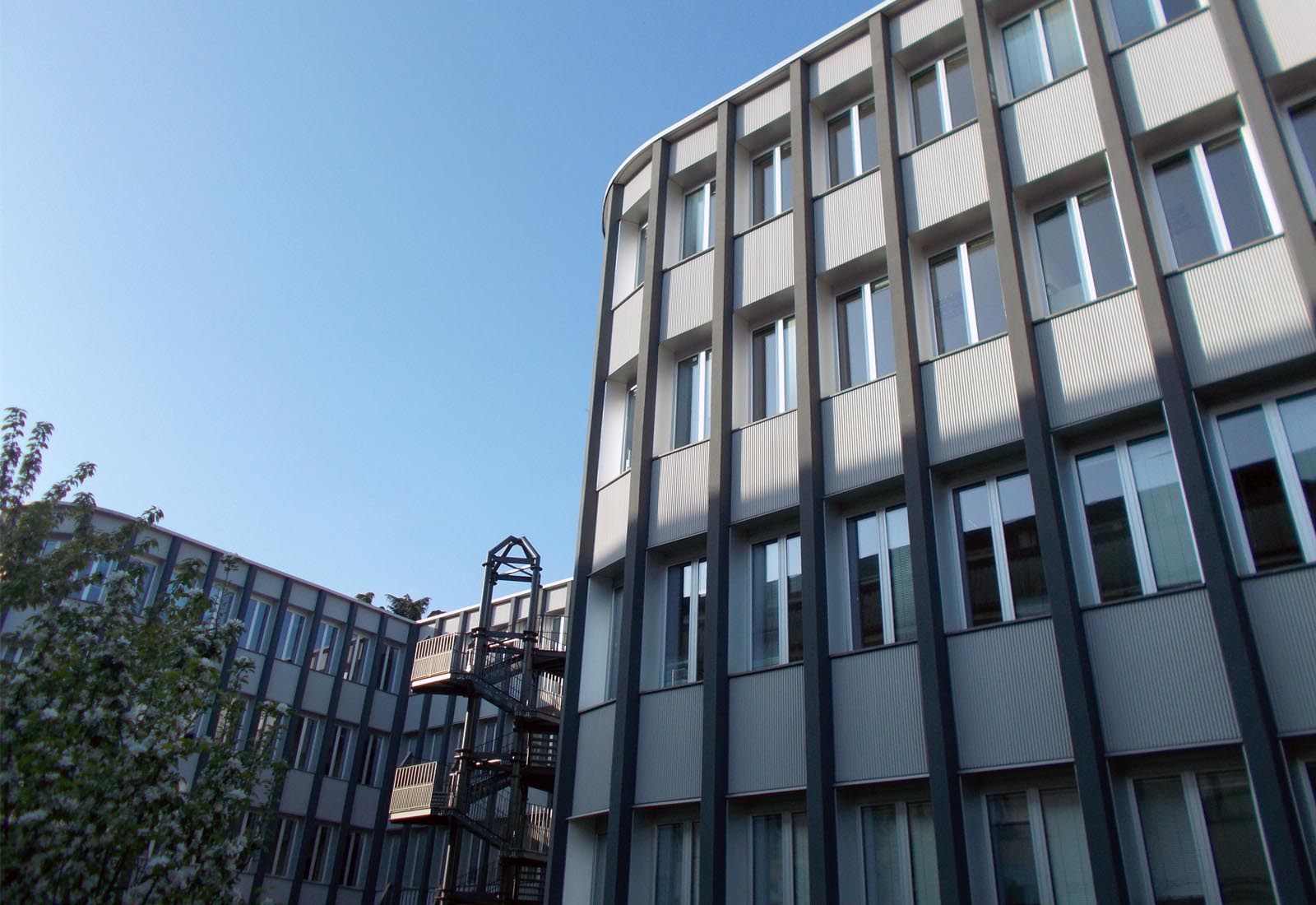 Manzoni school center in Milan - View from via Battaglia