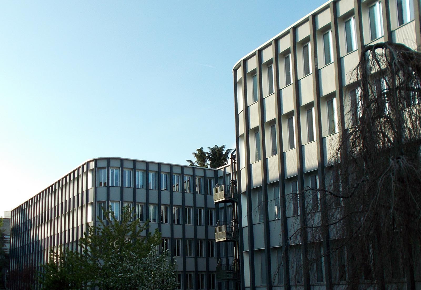 Manzoni school center in Milan - View from via Battaglia