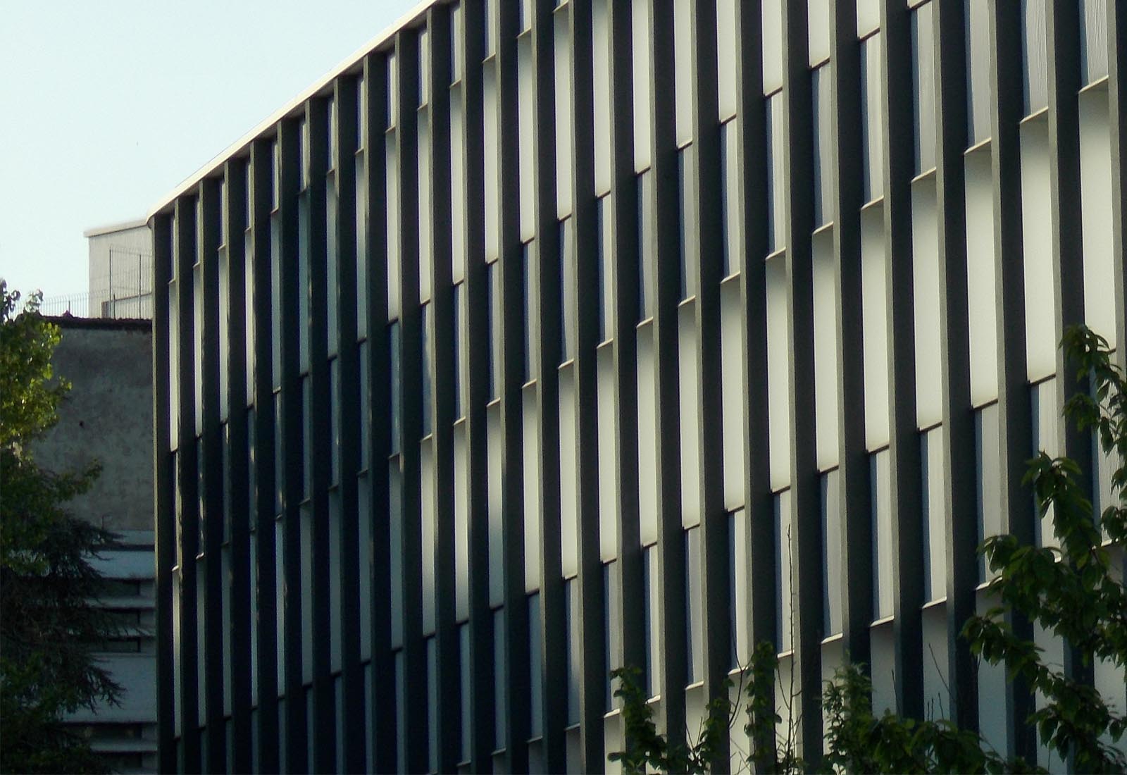 Manzoni school center in Milan - Detail of the facade