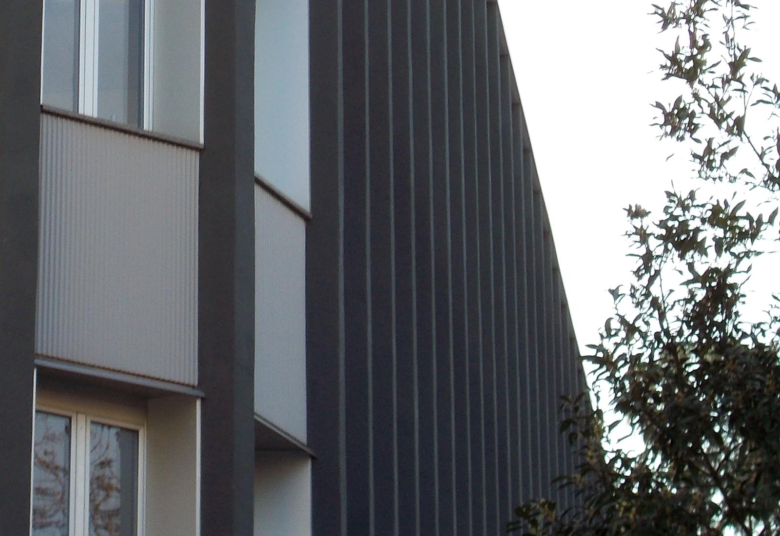 Manzoni school center in Milan - Detail of the facade