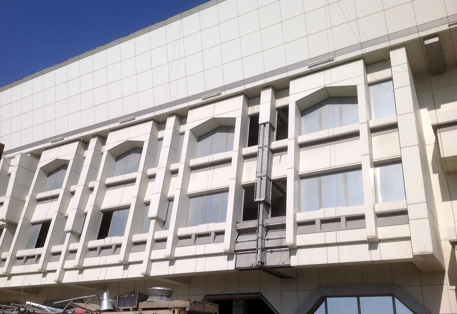 Baku sport hall - Saggio sulla facciata prima della rimozione del rivestimento