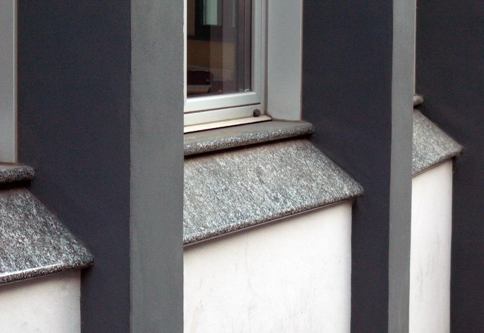 Manzoni school center in Milan - Detail of the new sills