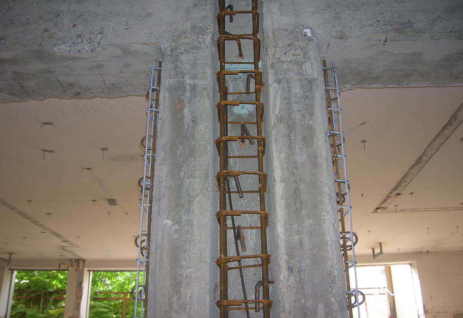 Manzoni school center in Milan - Structural reinforcement of the pillars