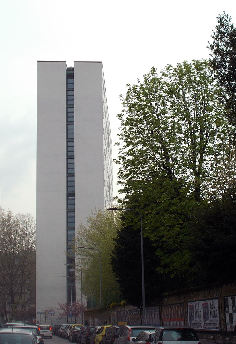 Residenza universitaria di via Corridoni - La torre A da via Corridoni