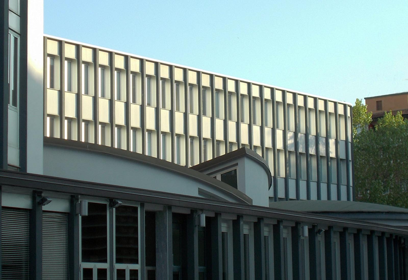 Manzoni school center in Milan - View from via Deledda