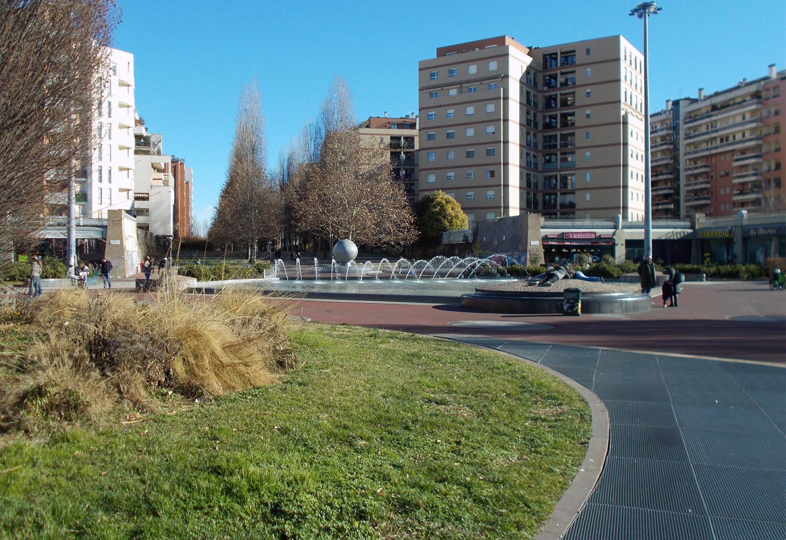 Negozi piazza VVF - La piazza con fontana