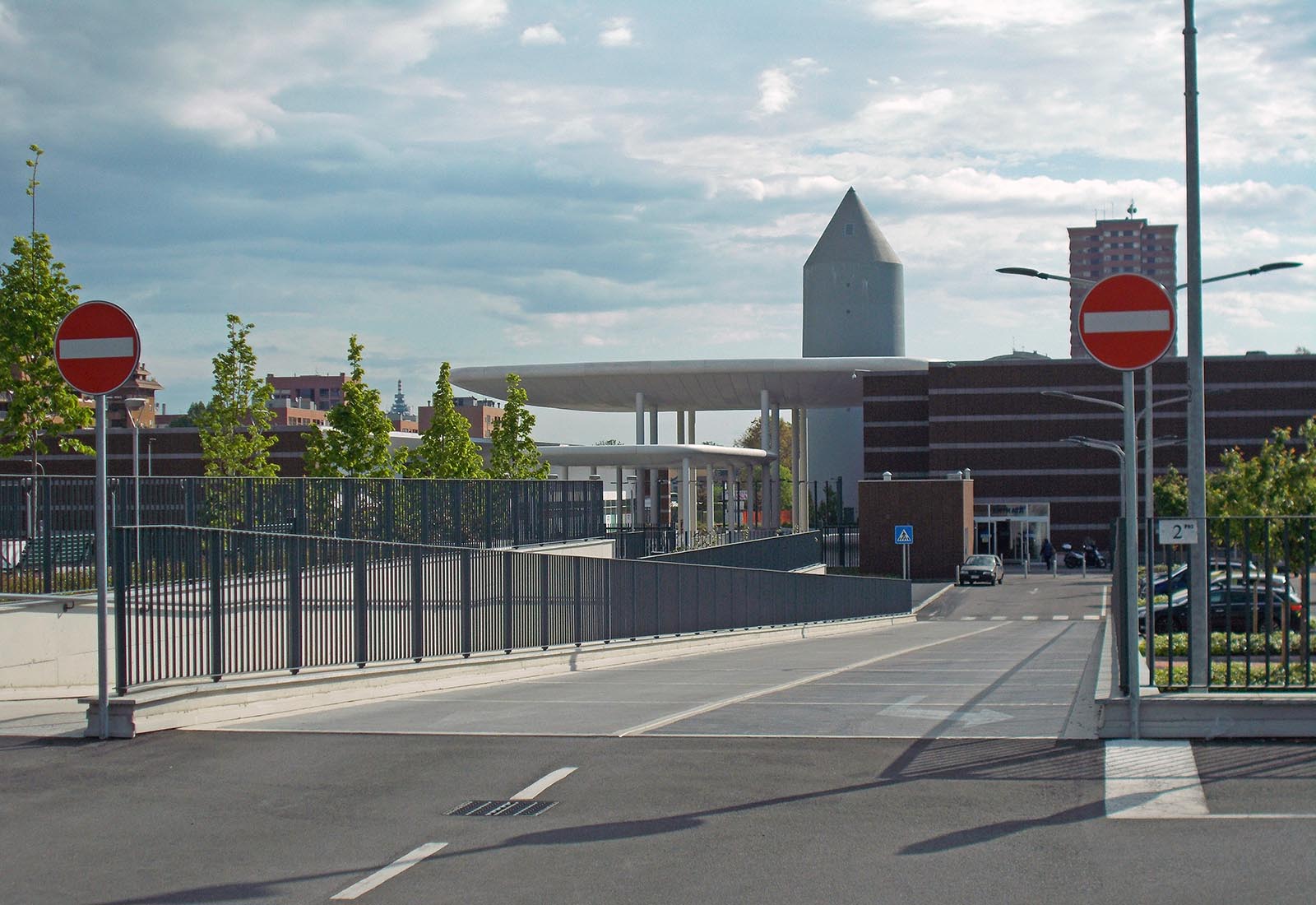 Square and parking lots in Adriano area Milan - The access ramp to the south parking lot