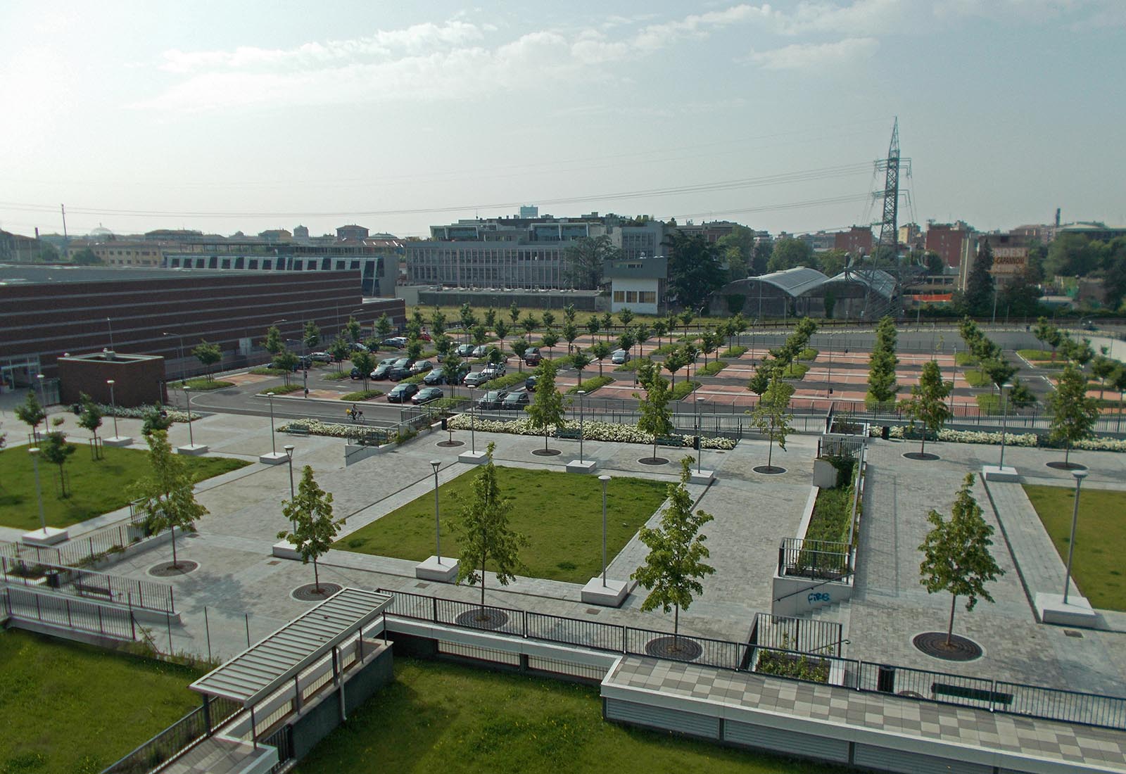 Piazza e parcheggio Adriano - La piazza e il parcheggio sud