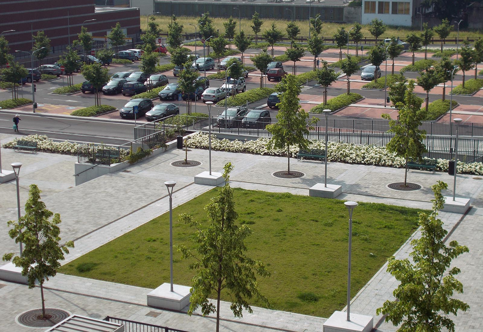 Piazza e parcheggio Adriano - La piazza e il parcheggio sud