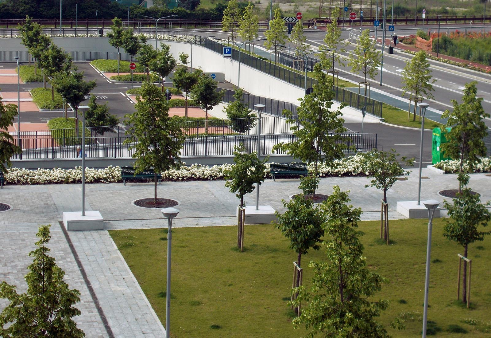Square and parking lots in Adriano area Milan - The square and the south parking lot