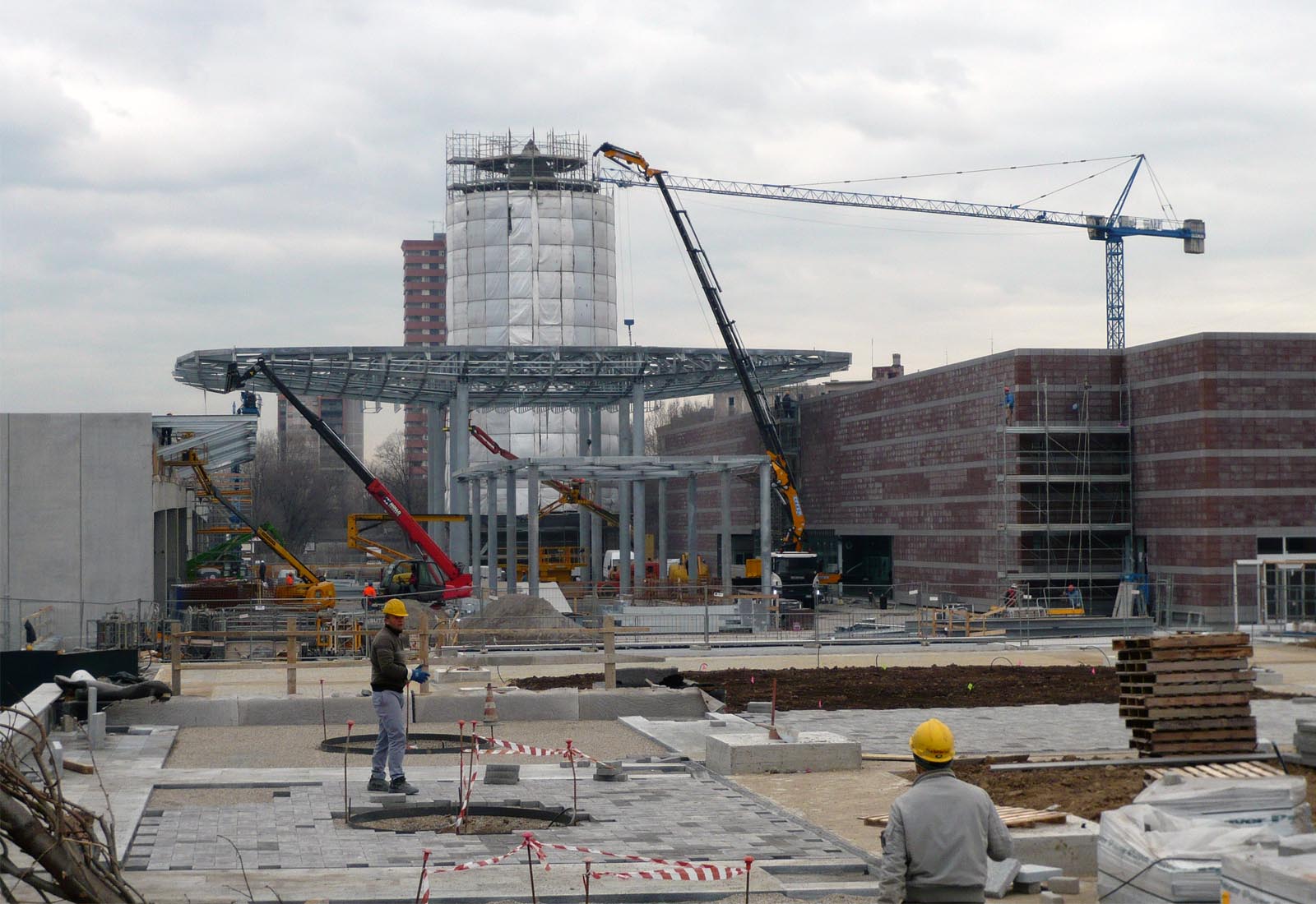 Square and parking lots in Adriano area Milan - The building site of the square