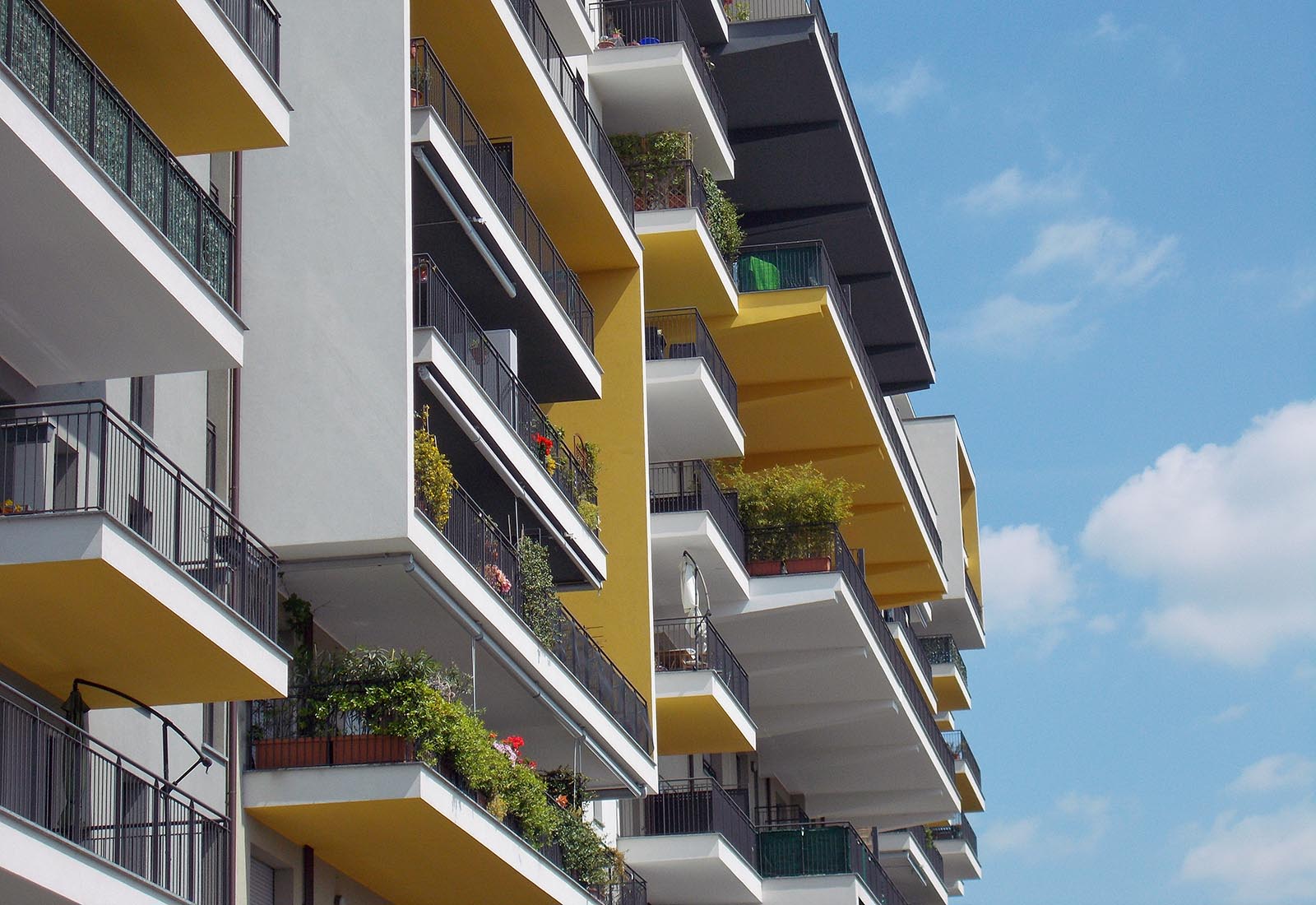 Residential building Scarsellini Milan - Detail of the facade