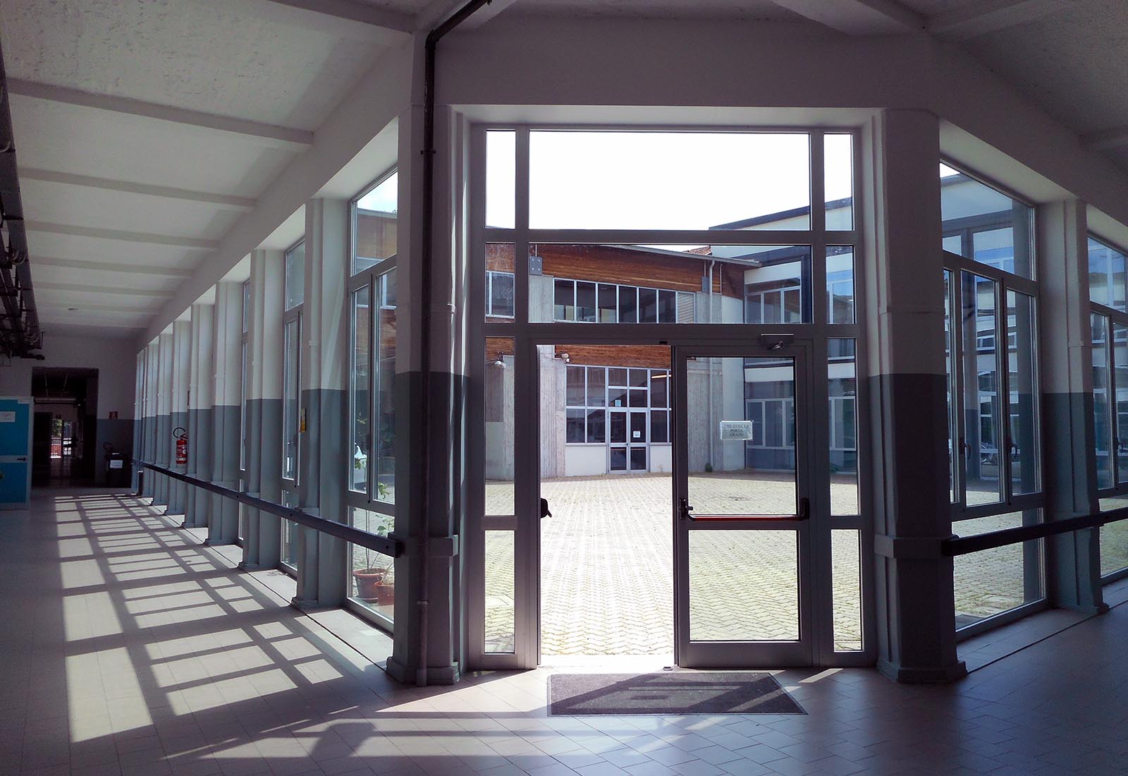 High school renovation in Melegnano - View of the courtyard