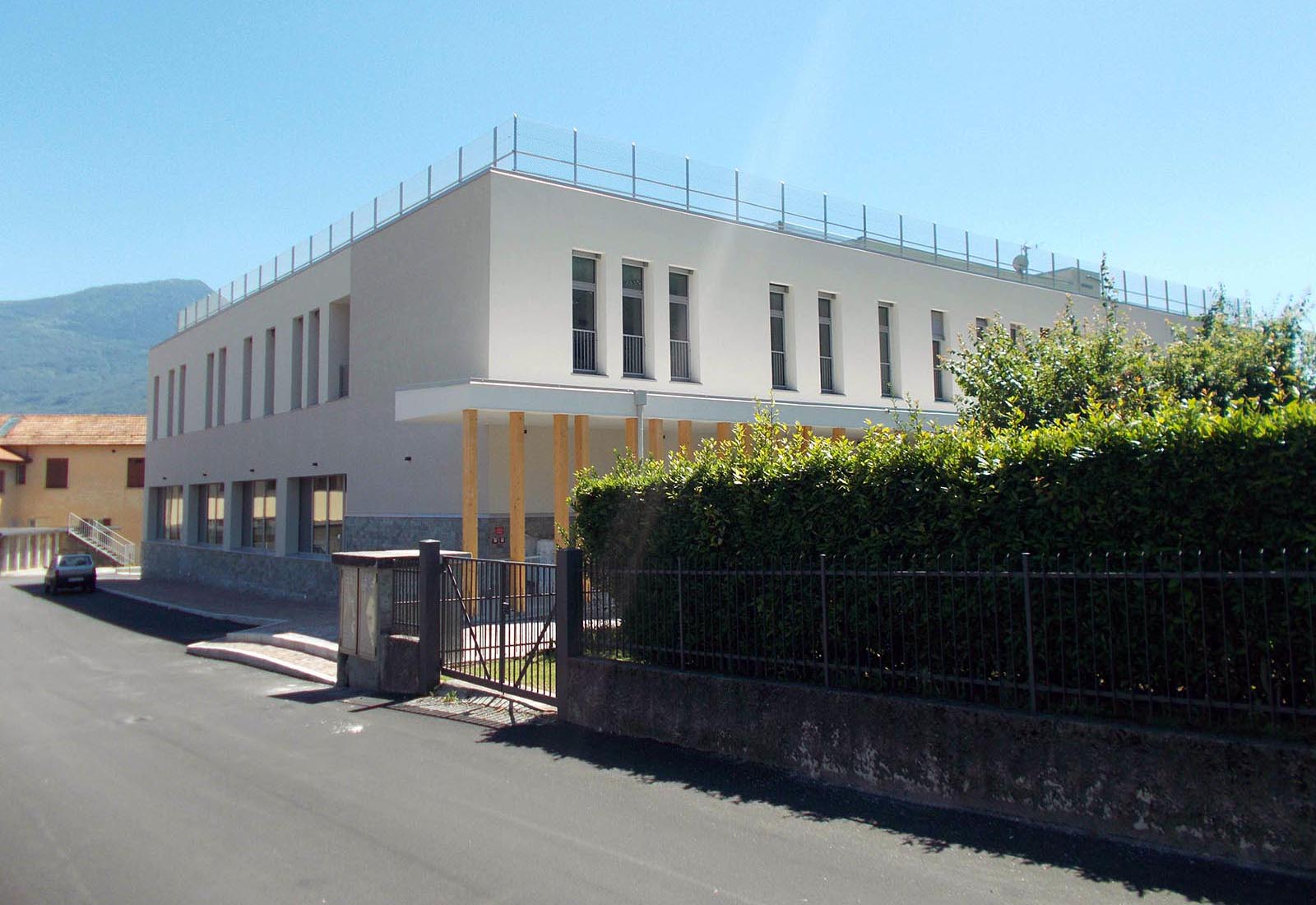 Scuola elementare a Gravedona - Vista da via Guer