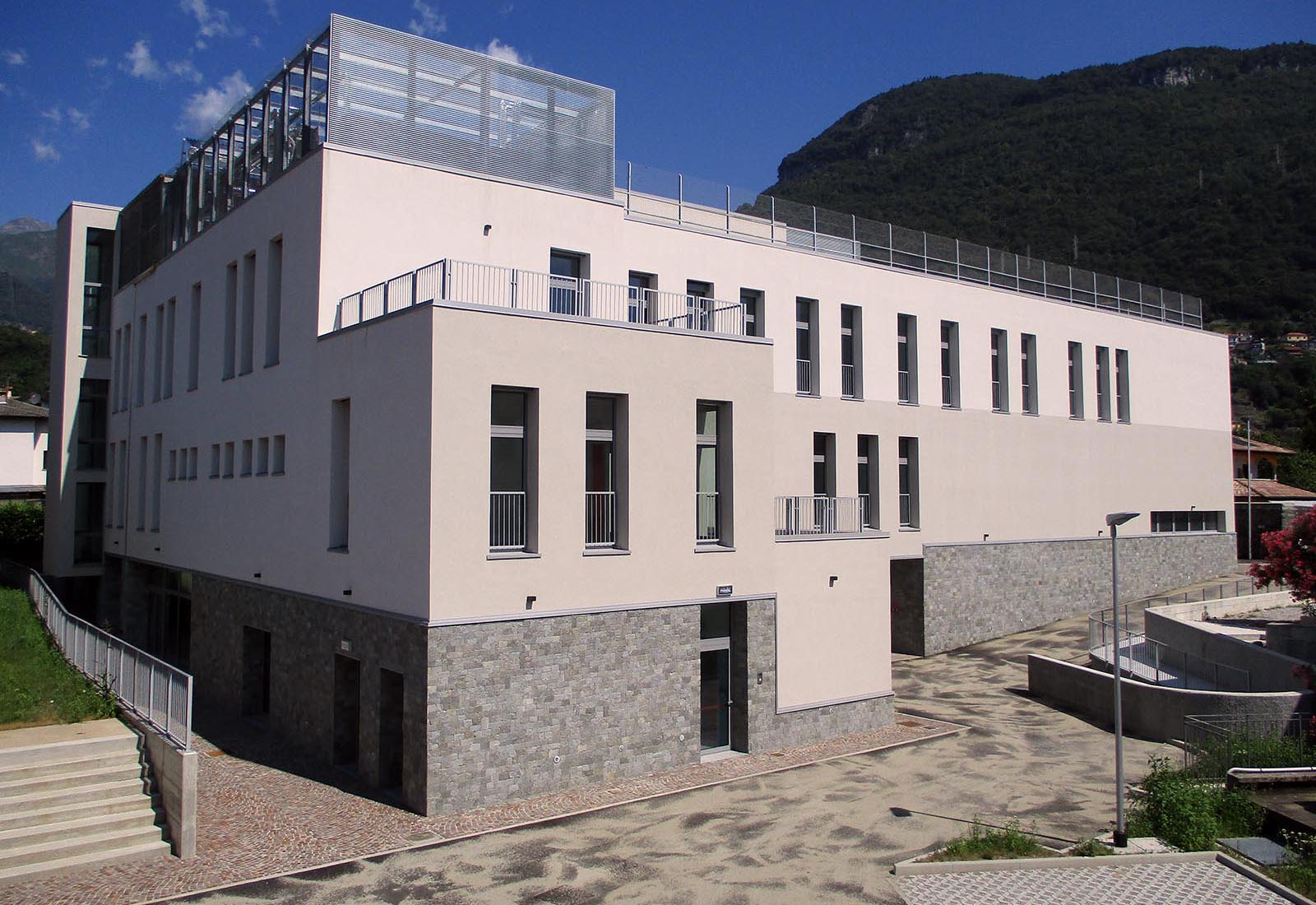 Primary school in Gravedona - The south front