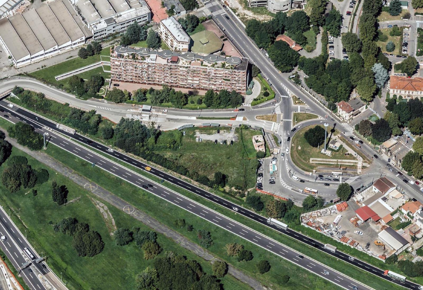 Car wash unit and parking in Cristina Belgioioso street in Milan - Aerial view of the site