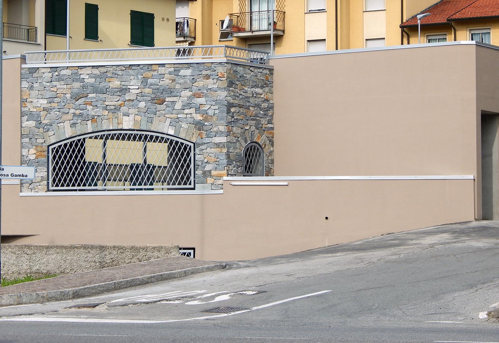 Public underground garage in Gravedona - Detail of the southern front