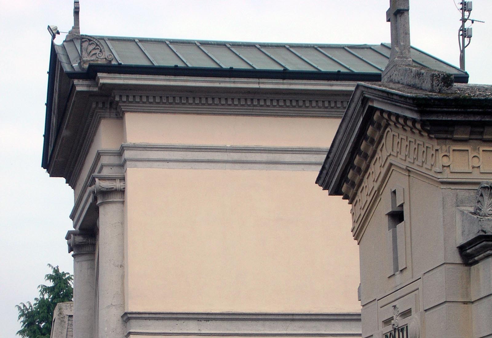 Cemetery priests chapel in Rho - Detail of the facade