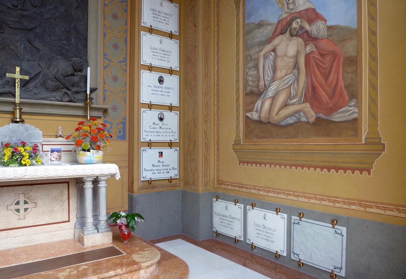 Cemetery priests chapel in Rho - View of the interior