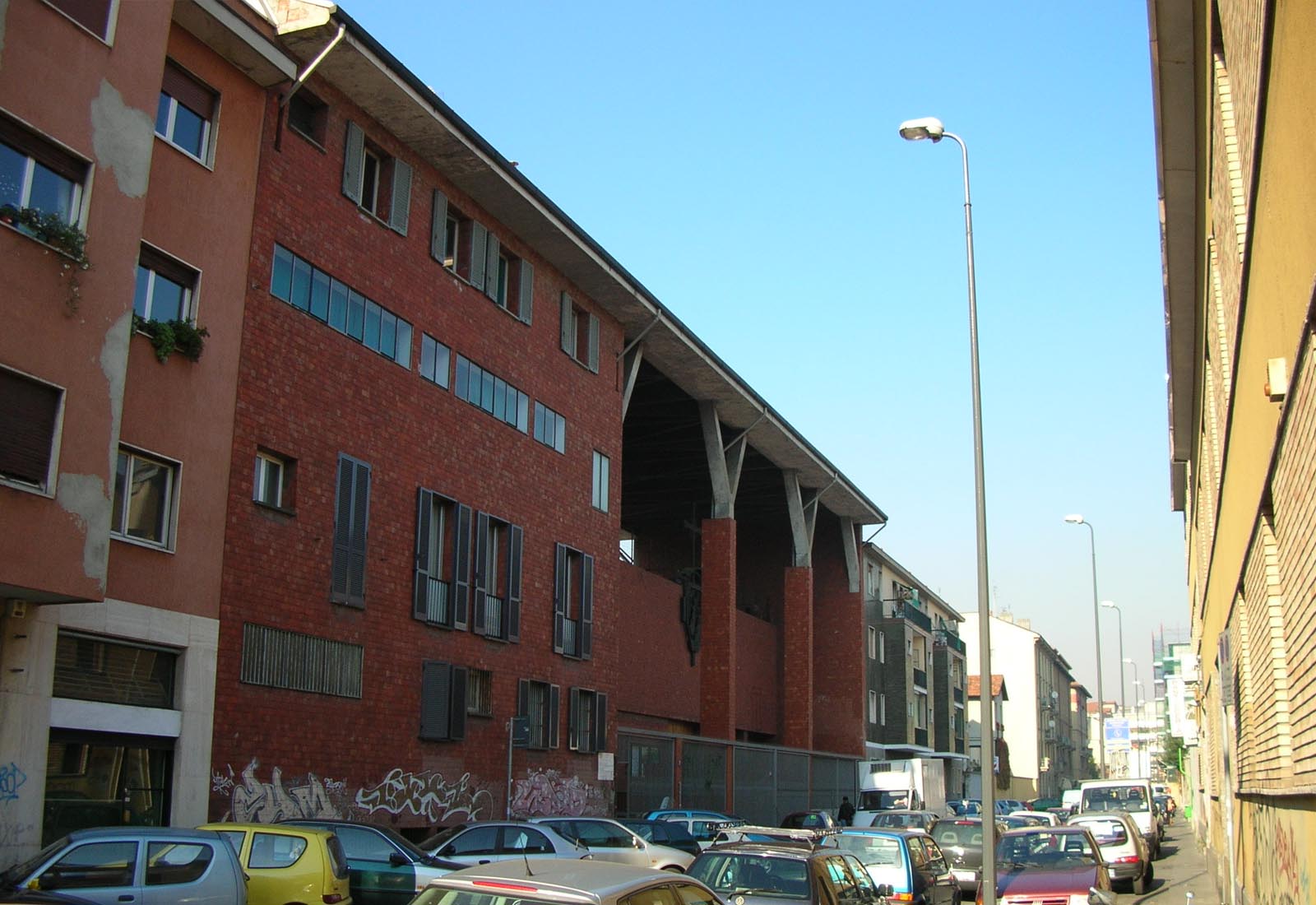 Miniappartamenti di edilizia socioassistenziale a Milano in via Termopili - L'edificio