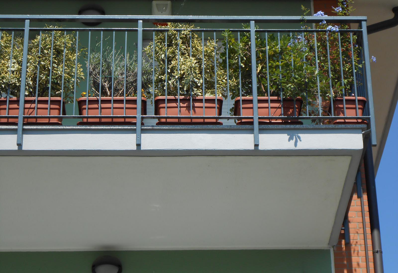 Riqualificazione di edificio residenziale a Settimo M.se - Dettaglio dei balconi
