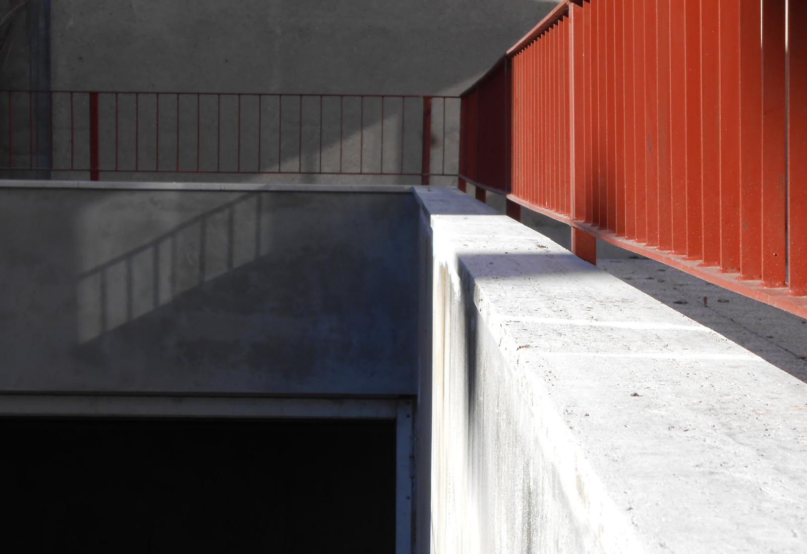 Edificio residenziale in via Vismara ad Arese - Dettaglio del nuovo parapetto