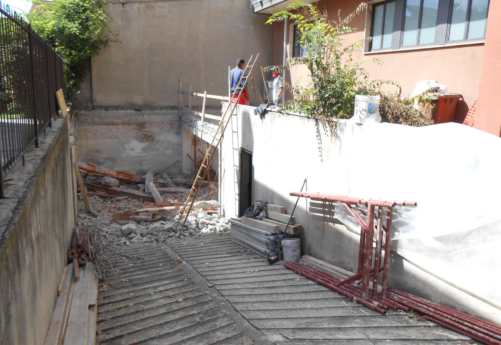 Edificio residenziale in via Vismara ad Arese - Demolizione del solaio