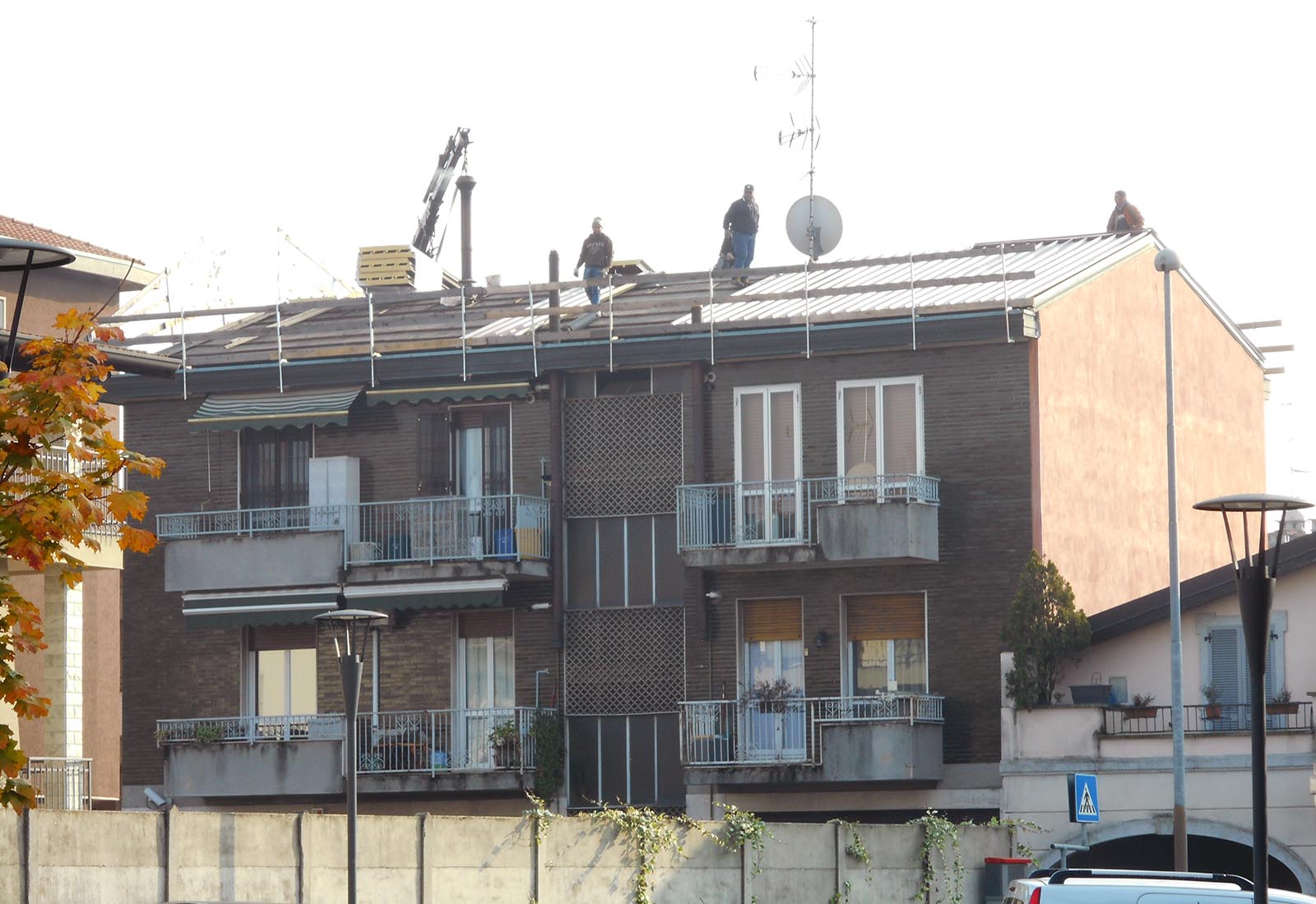Edificio residenziale in via Vismara ad Arese - Sostituzione della copertura