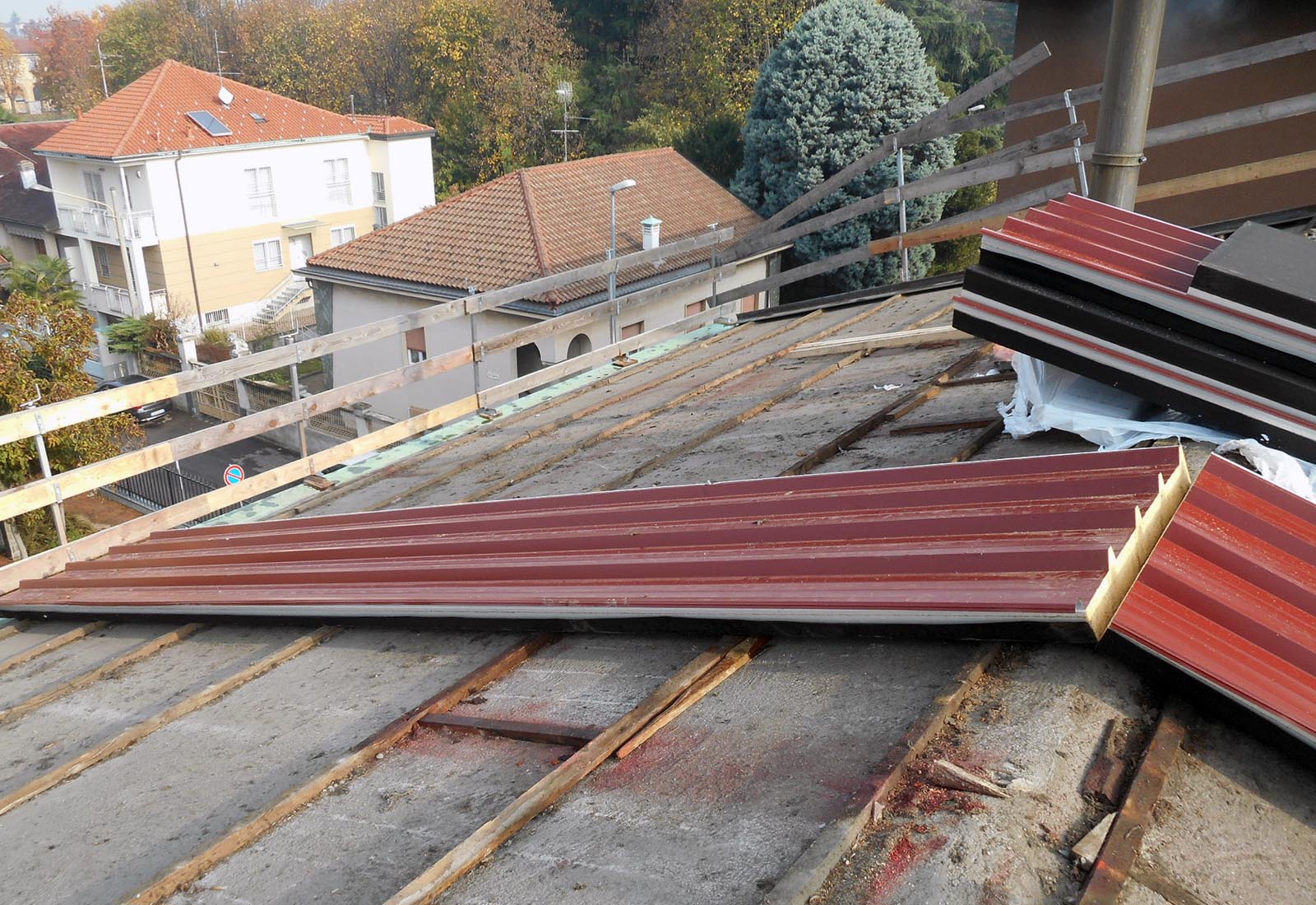 Edificio residenziale in via Vismara ad Arese - Sostituzione della copertura