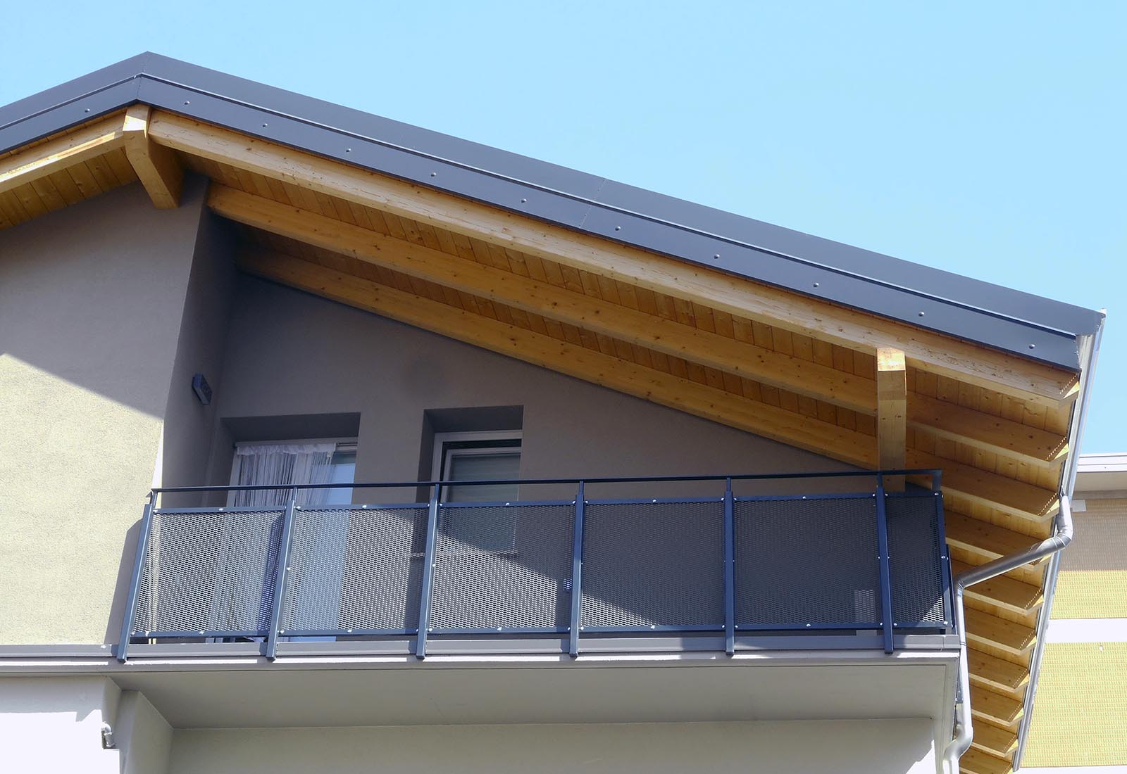 House in Crocefisso street in Rho - Detail of the facade