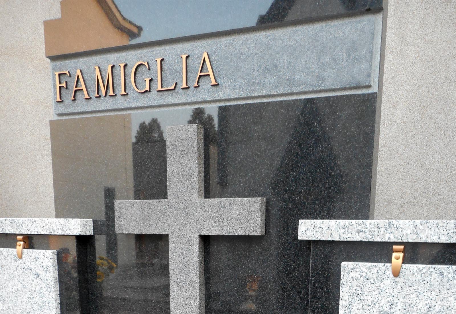 Family tomb in Rho - Detail