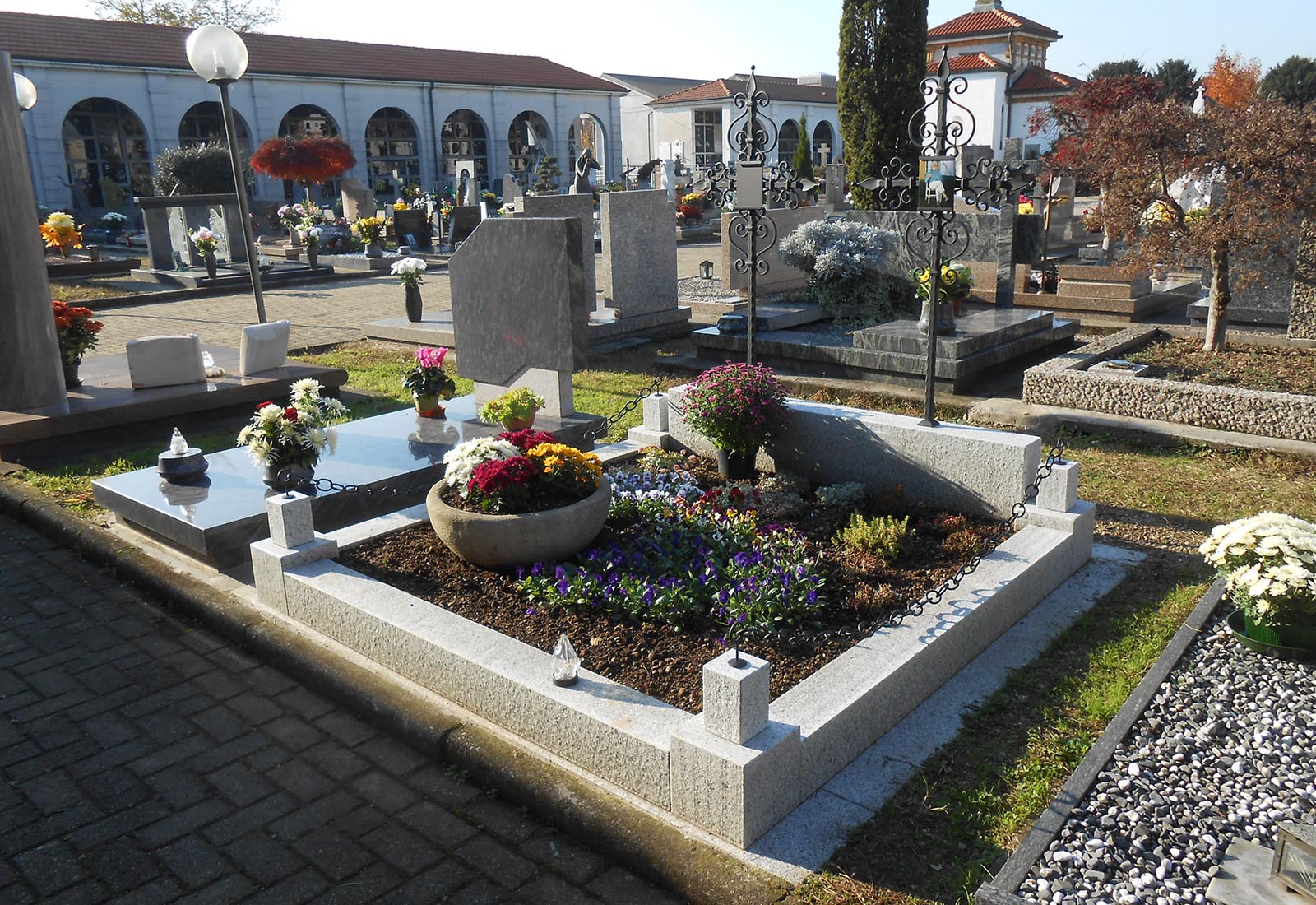 Family tomb in Vanzago - View