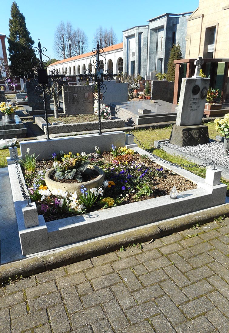 Family tomb in Vanzago - View