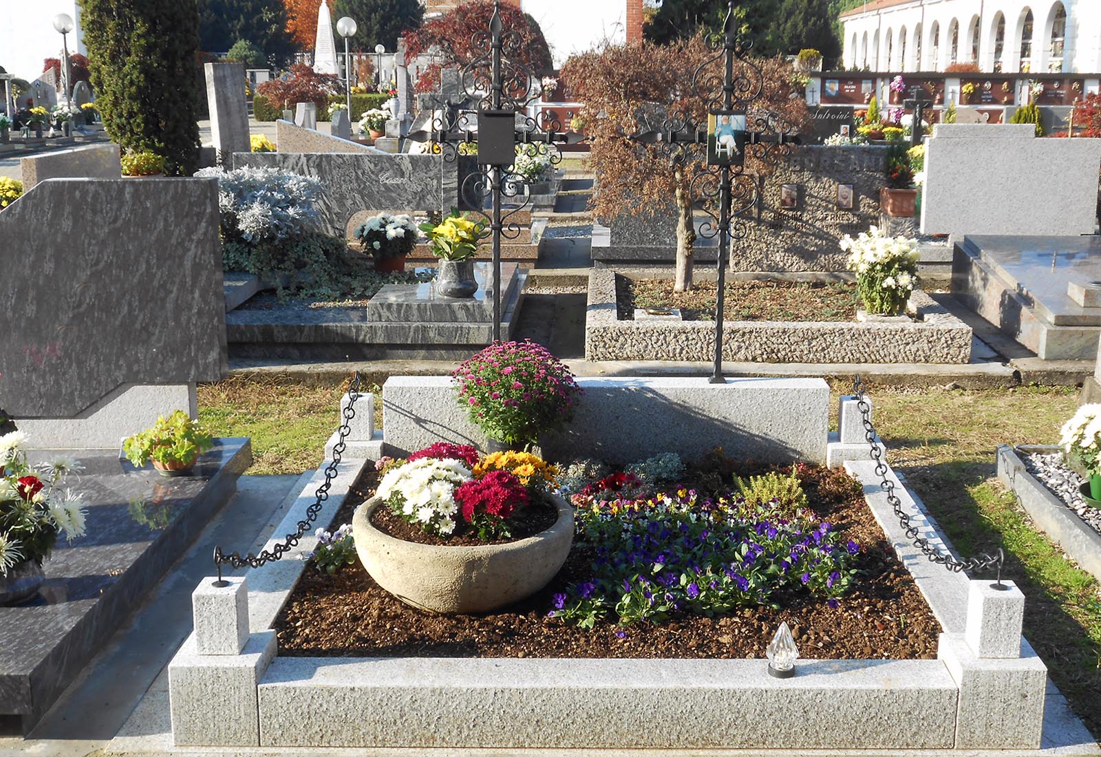 Family tomb in Vanzago - View