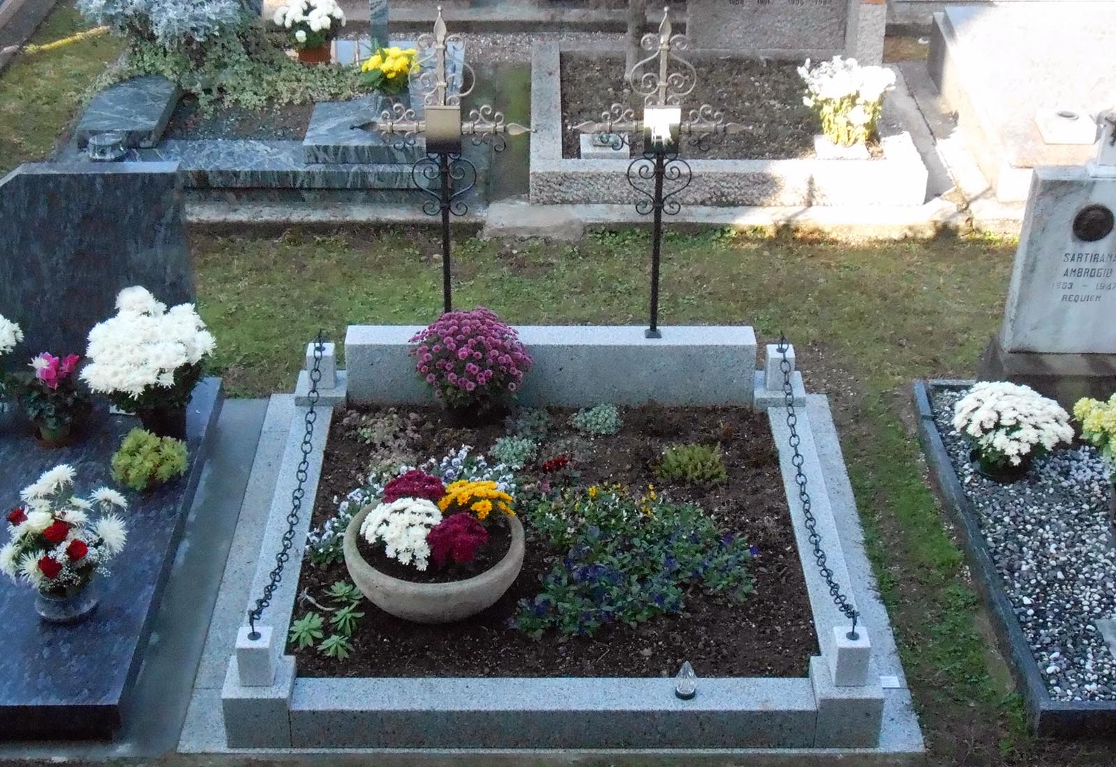 Family tomb in Vanzago - View