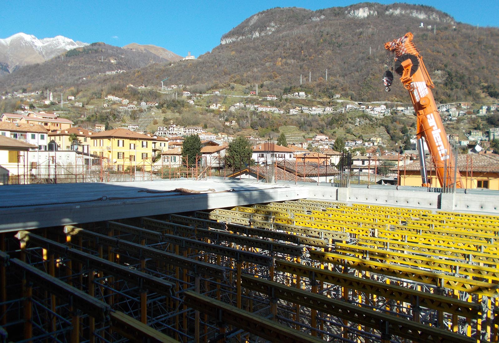 Scuola elementare a Gravedona - Puntellatura del solaio della palestra