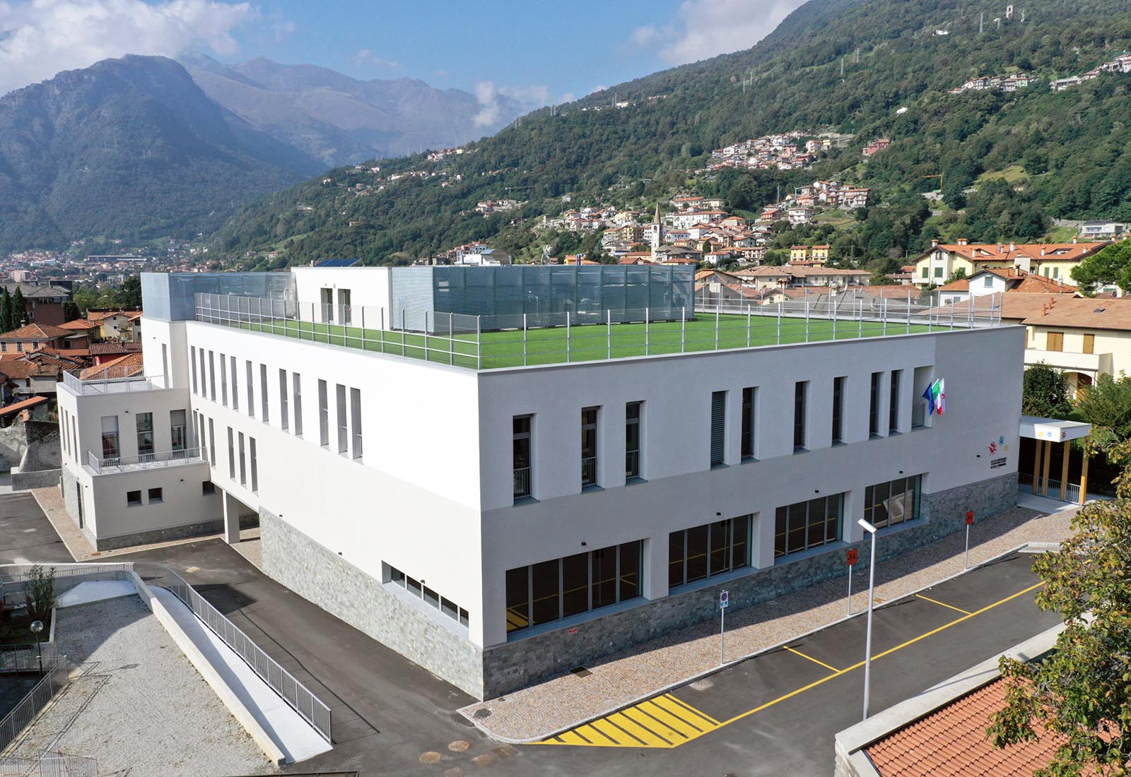 Scuola elementare a Gravedona - Vista aerea del fronte nord