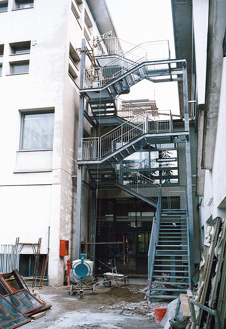 High school renovation in Como - Assembling of the new emergency staircase