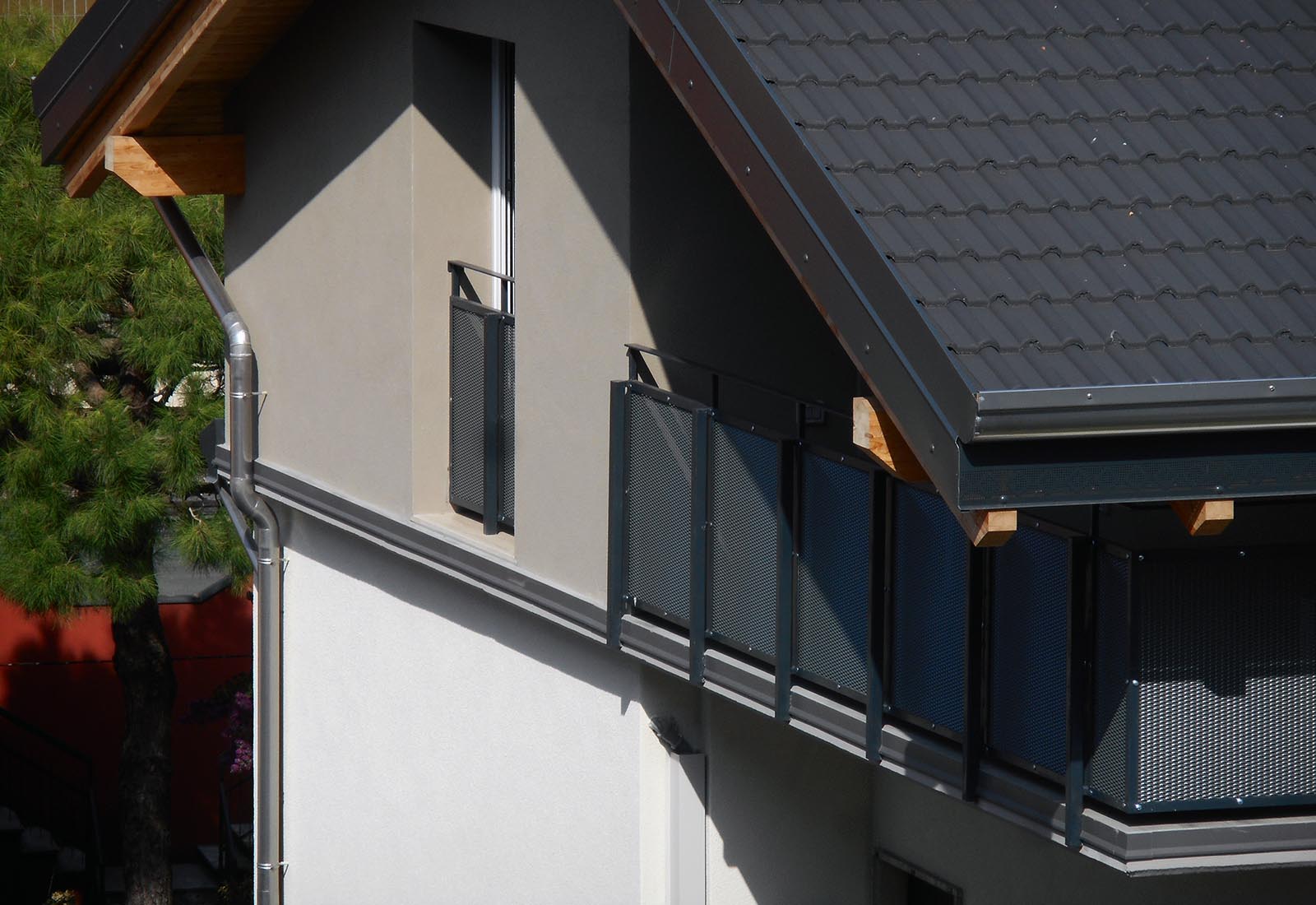 House in Crocefisso street in Rho - Detail of the facade