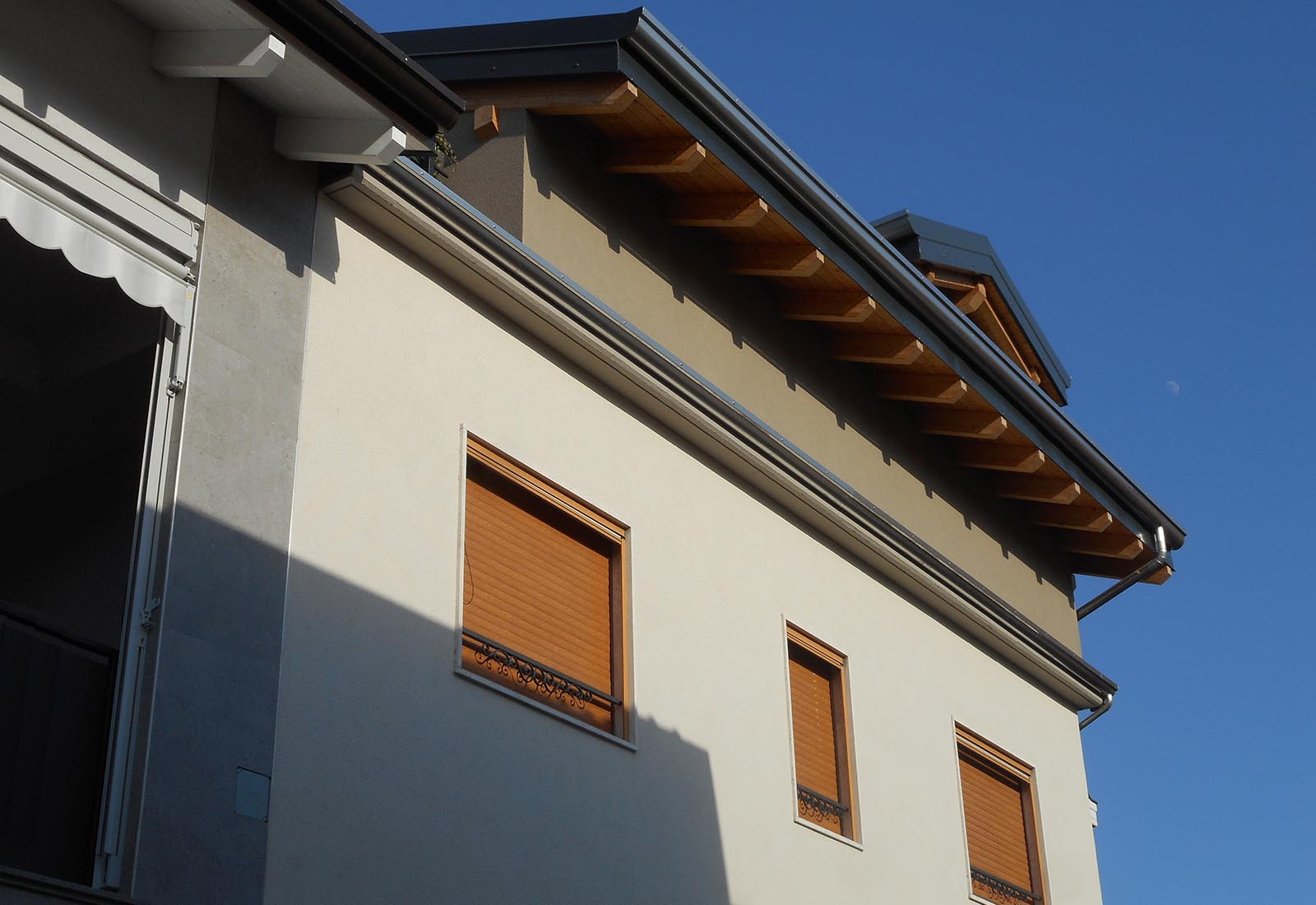 House in Crocefisso street in Rho - Detail of the facade