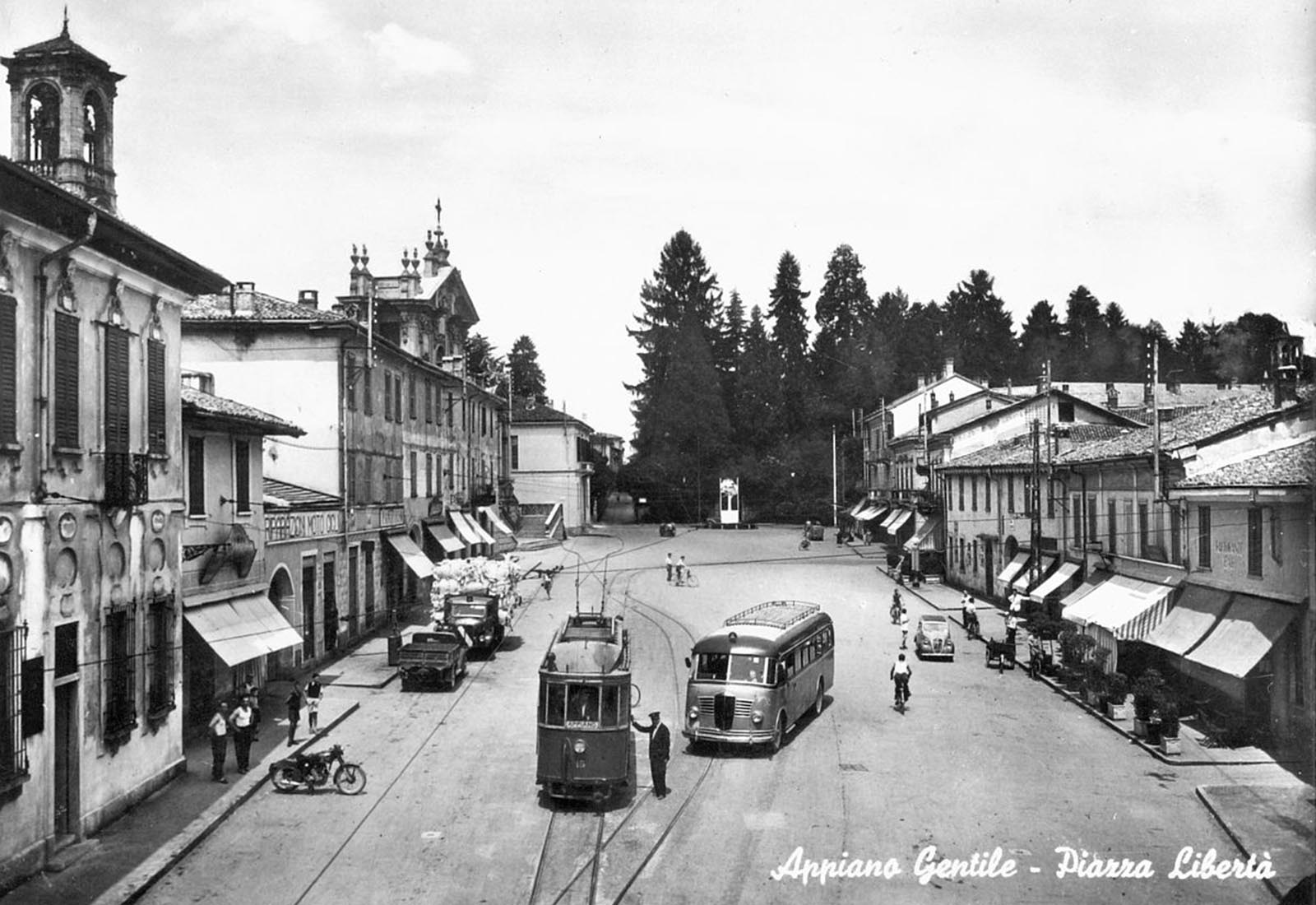 Piazza Libertà ad Appiano Gentile - Cartolina del secondo dopoguerra