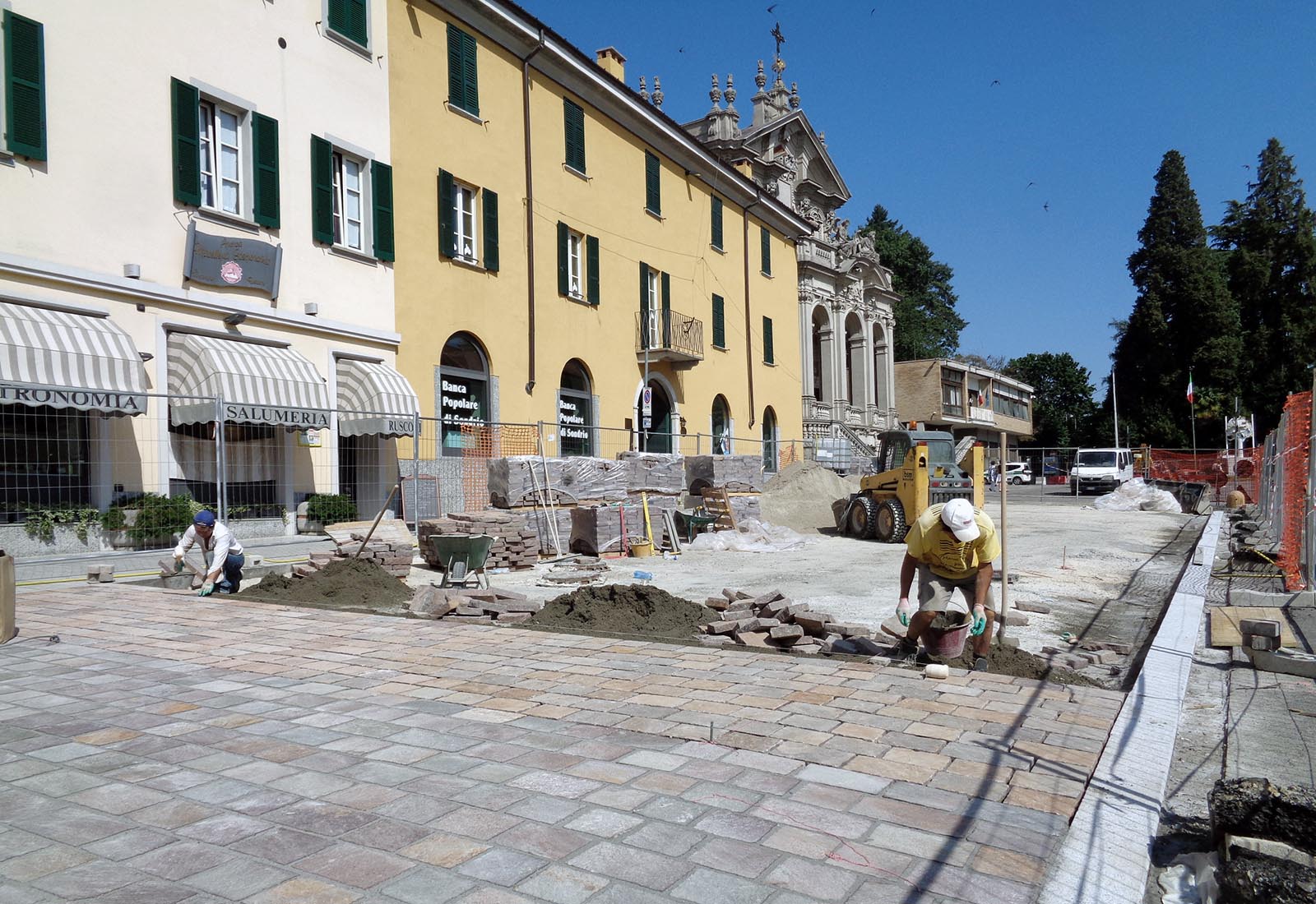 Piazza Libertà in Appiano Gentile - The construction site