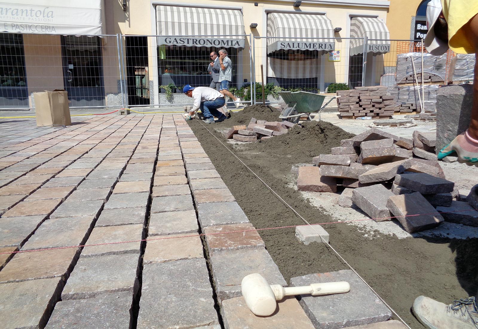 Piazza Libertà in Appiano Gentile - The construction site